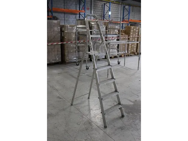 Trap met vier treden en bordes. - afbeelding 2 van  2