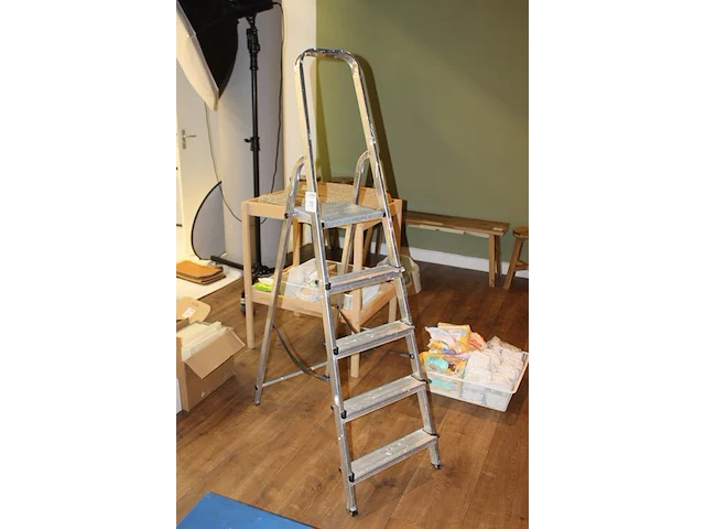 Trap met vier treden en bordes. - afbeelding 2 van  2