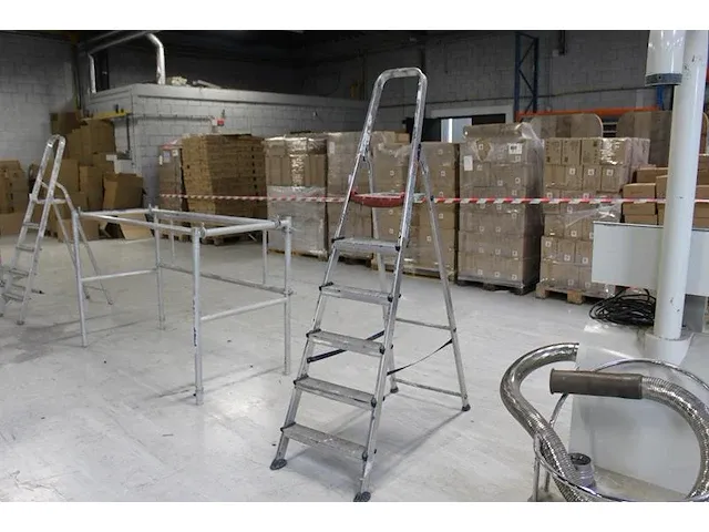 Trap met vijf treden en bordes altrex. - afbeelding 1 van  2