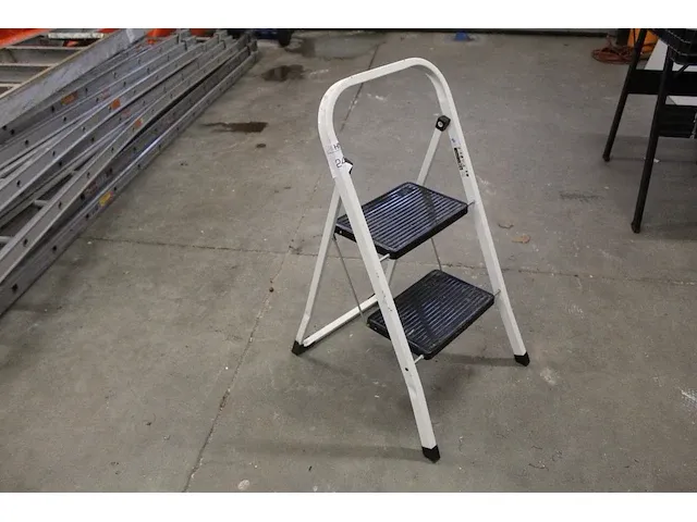 Trapje met 2 treden - afbeelding 1 van  2