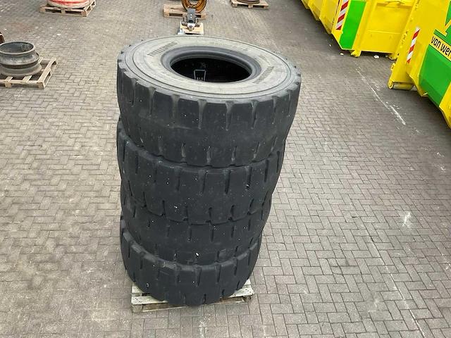 Trelleborg emr1050 grondverzet band (4x) - afbeelding 1 van  4