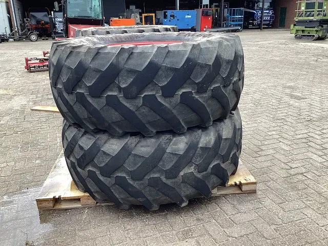 Trelleborg tm800 banden met volvo bm velg (2x) - afbeelding 1 van  8