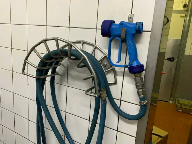 Trelljet waterslang met sproeikop en rvs ophangsysteem - afbeelding 1 van  3