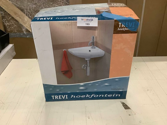 Trevi - hoek - hoekfontein met overloop. - afbeelding 2 van  2
