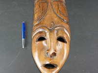 Tribaal in hout gesneden masker
