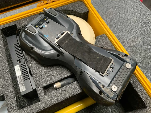 Trimble r4 gnss set - afbeelding 3 van  6