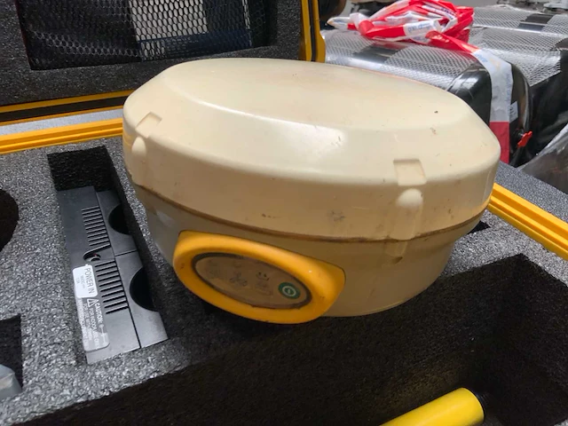 Trimble r4 gnss set - afbeelding 5 van  6