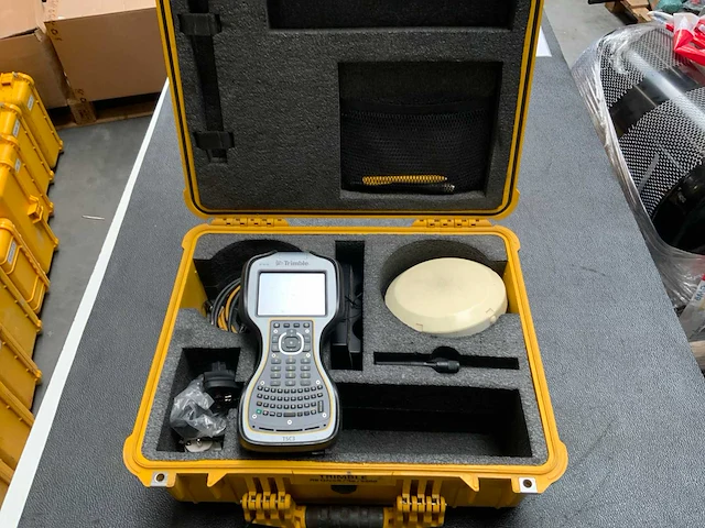Trimble r4 gnss set - afbeelding 1 van  6
