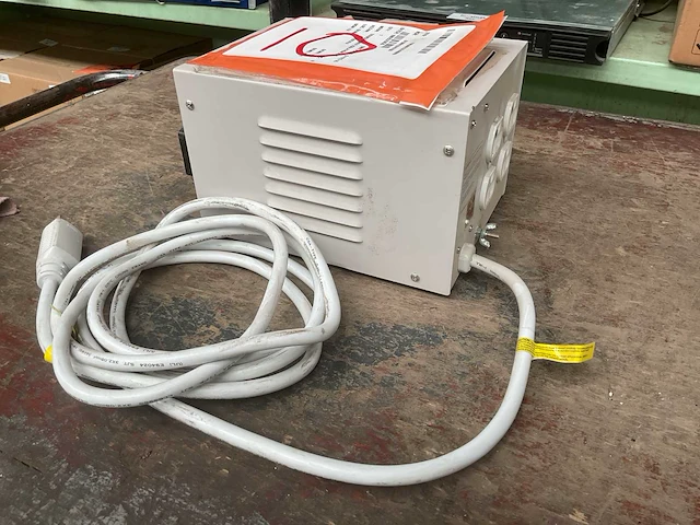 Tripp-lite transformator - afbeelding 3 van  6