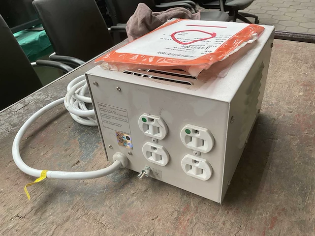 Tripp-lite transformator - afbeelding 4 van  6