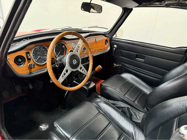 Triumph - tr6 - oldtimer - 1974 - afbeelding 2 van  28