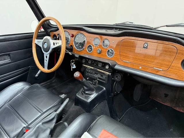 Triumph - tr6 - oldtimer - 1974 - afbeelding 5 van  28