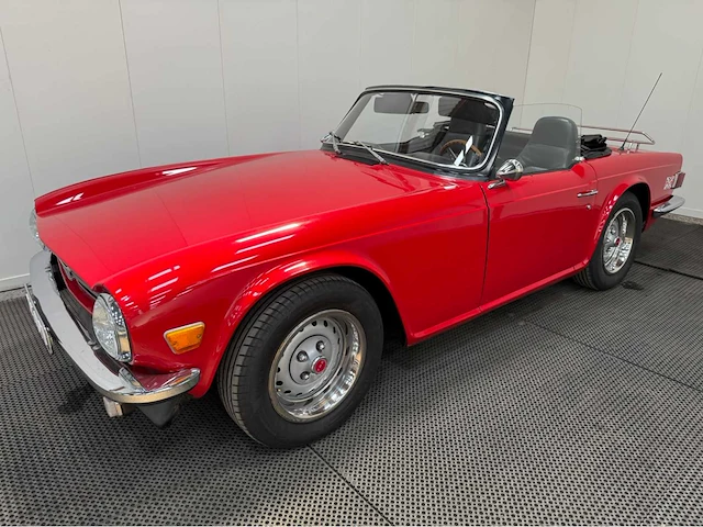 Triumph - tr6 - oldtimer - 1974 - afbeelding 1 van  28