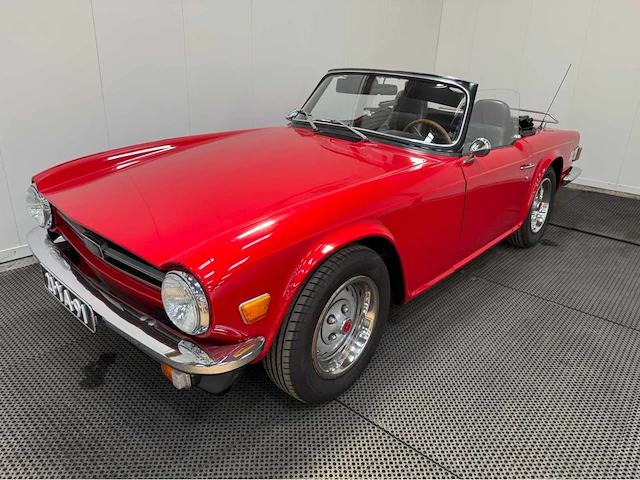 Triumph - tr6 - oldtimer - 1974 - afbeelding 12 van  28