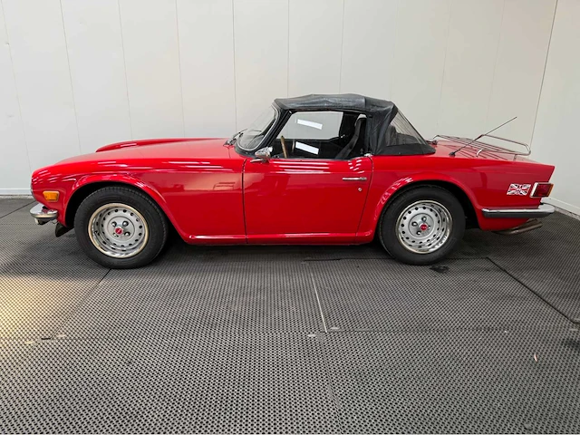 Triumph - tr6 - oldtimer - 1974 - afbeelding 23 van  28