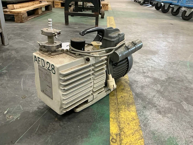 Trivac d8a vacuümpomp - afbeelding 1 van  5