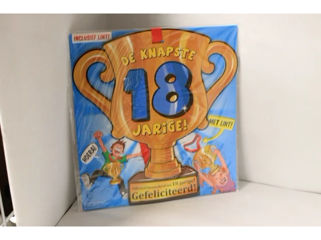 Trofee met lint en tekst knaptse 18 jarige in ds 77 - afbeelding 1 van  3