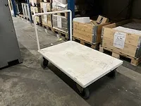 Trolley met platform