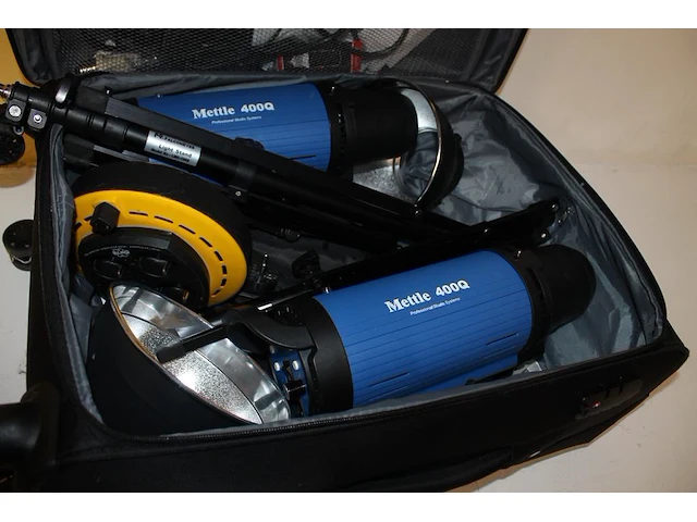 Trolleykoffer met twee studioflitsers mettle 400 q, twee statieven, twee kappen en diverse accessoires - afbeelding 1 van  4