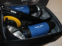 Trolleykoffer met twee studioflitsers mettle 400 q, twee statieven, twee kappen en diverse accessoires - afbeelding 1 van  4