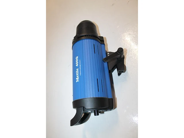 Trolleykoffer met twee studioflitsers mettle 400 q, twee statieven, twee kappen en diverse accessoires - afbeelding 2 van  4