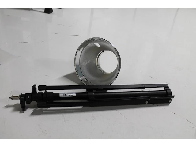 Trolleykoffer met twee studioflitsers mettle 400 q, twee statieven, twee kappen en diverse accessoires - afbeelding 3 van  4