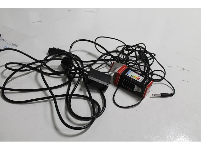 Trolleykoffer met twee studioflitsers mettle 400 q, twee statieven, twee kappen en diverse accessoires - afbeelding 4 van  4