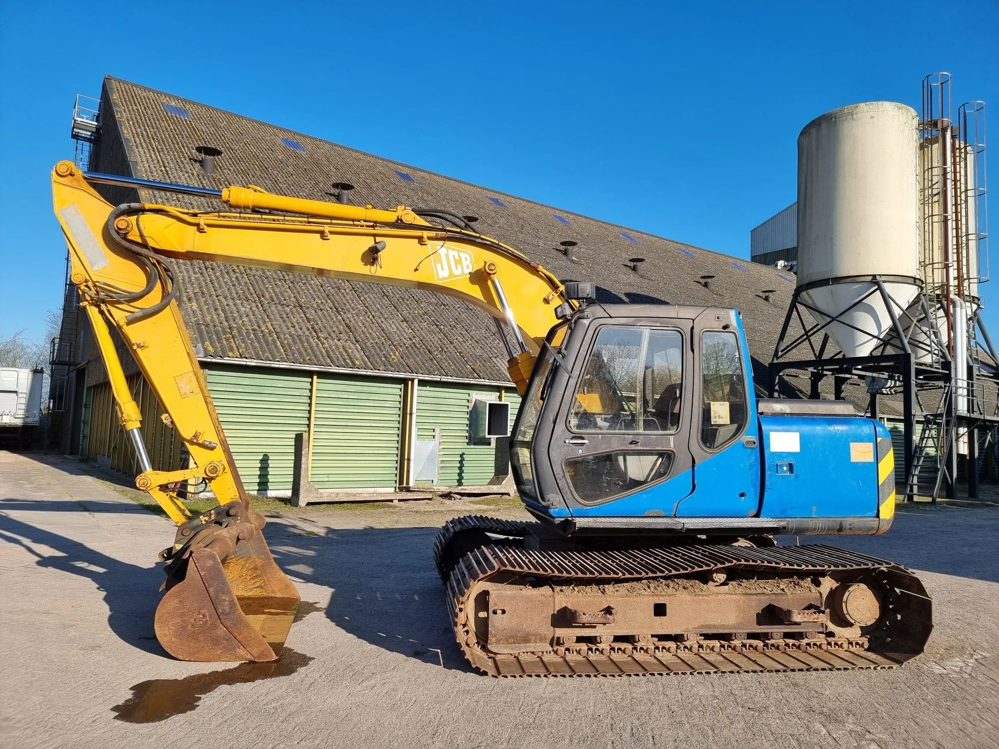 Trucks, trailers and machinery