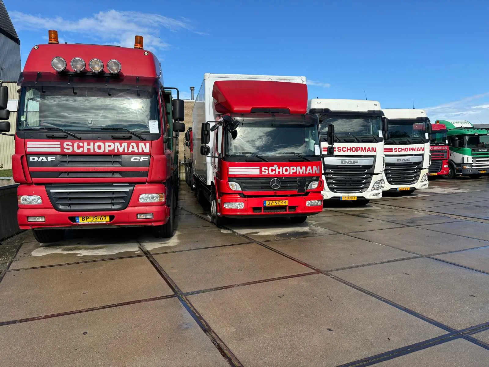 Trucks, trailers, grond