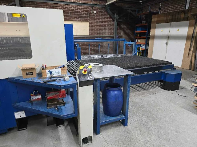 Trumpf - trumatic l 3030 - lasersnijmachine - 2004 - afbeelding 10 van  15