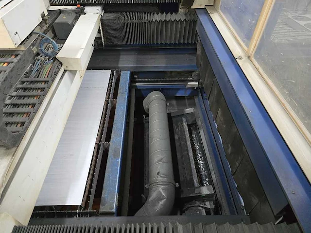 Trumpf - trumatic l 3030 - lasersnijmachine - 2004 - afbeelding 13 van  15