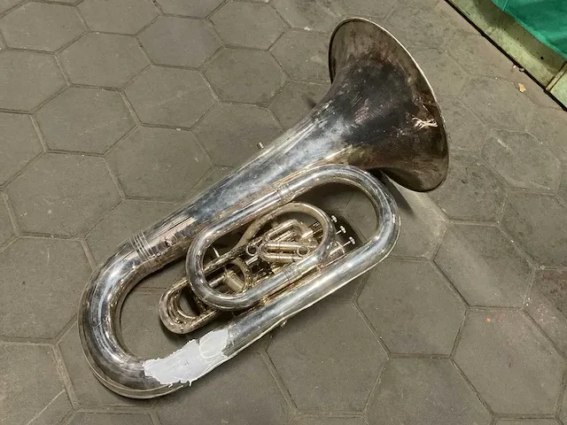 Tuba - afbeelding 1 van  6