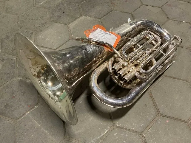 Tuba - afbeelding 2 van  6