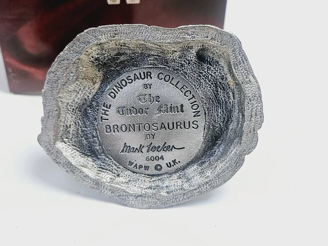 Tudor mint england - brontosaurus statuette met zilver vergoten - afbeelding 7 van  7