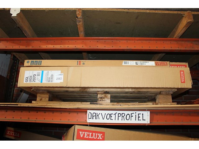Tuimeldakvenster velux gg luk04 2070. afmeting 134 x 98cm - afbeelding 1 van  3