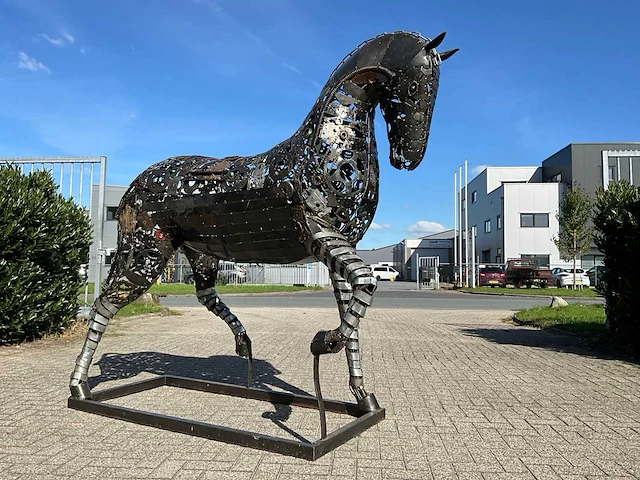 Tuinbeeld dressuur paard - afbeelding 5 van  12
