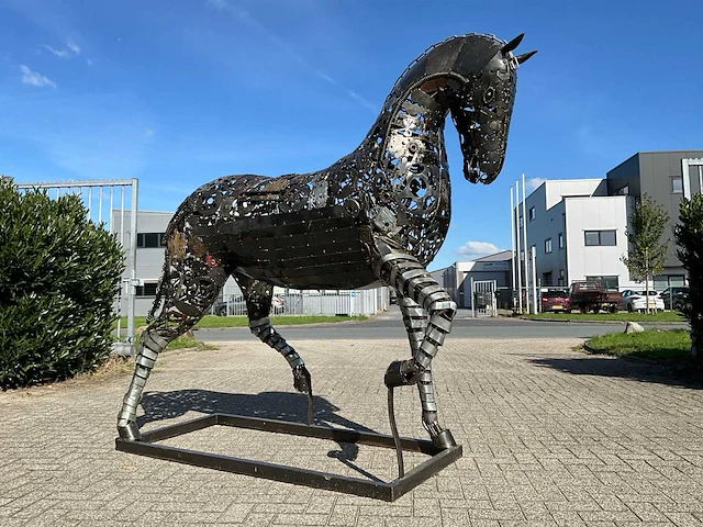Tuinbeeld dressuur paard - afbeelding 6 van  12