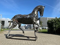 Tuinbeeld dressuur paard - afbeelding 9 van  12