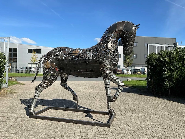 Tuinbeeld dressuur paard - afbeelding 10 van  12