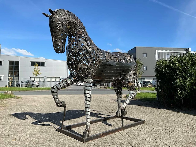 Tuinbeeld dressuur paard - afbeelding 12 van  12