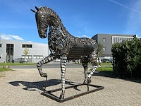 Tuinbeeld dressuur paard - afbeelding 12 van  12