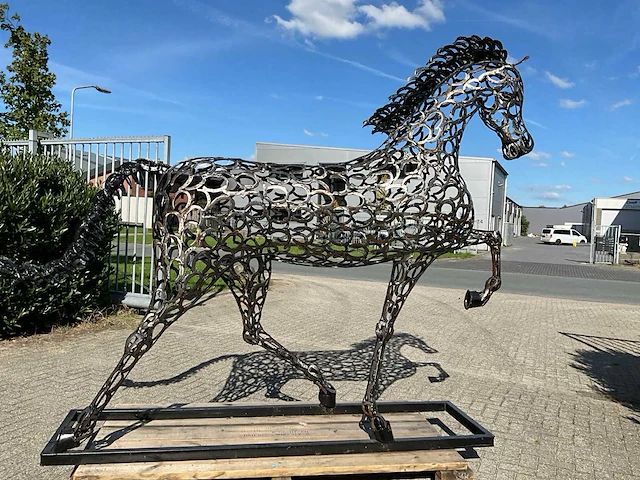 Tuinbeeld galopperend paard - afbeelding 2 van  10