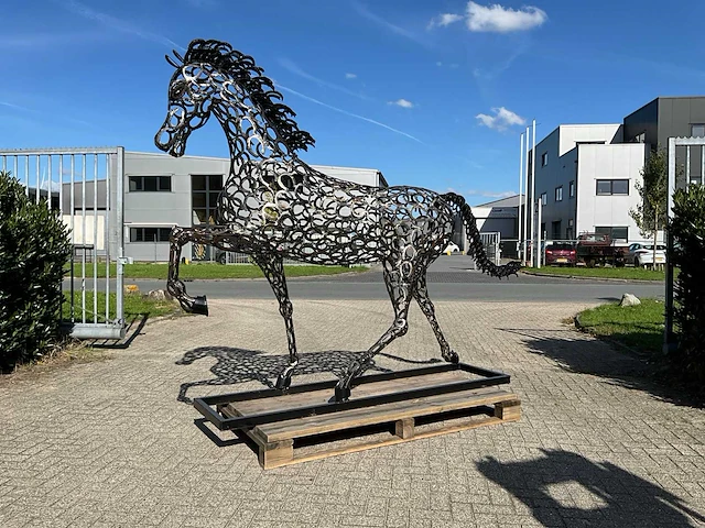 Tuinbeeld galopperend paard - afbeelding 1 van  10