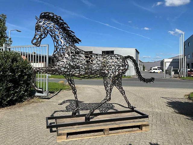 Tuinbeeld galopperend paard - afbeelding 3 van  10