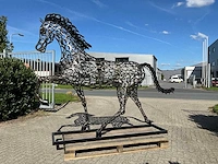 Tuinbeeld galopperend paard - afbeelding 3 van  10