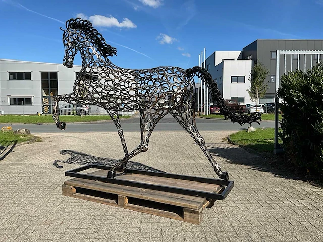 Tuinbeeld galopperend paard - afbeelding 7 van  10