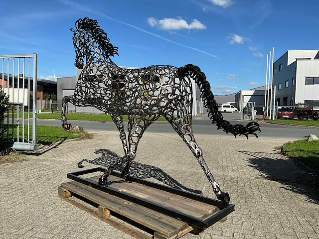 Tuinbeeld galopperend paard - afbeelding 8 van  10
