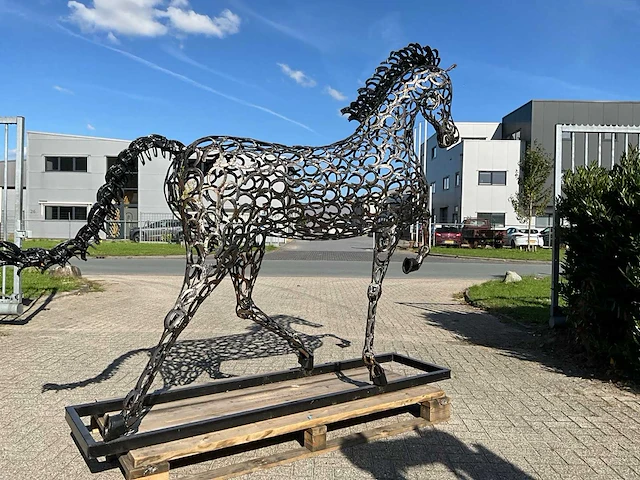 Tuinbeeld galopperend paard - afbeelding 9 van  10