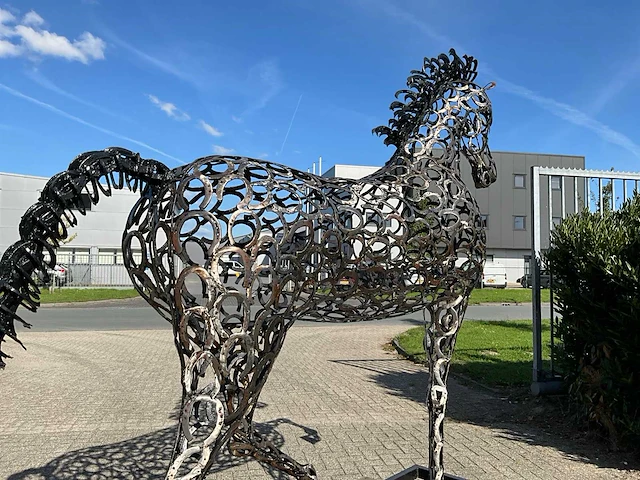 Tuinbeeld galopperend paard - afbeelding 10 van  10