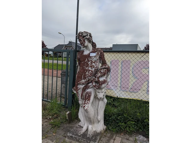 Tuinbeeld man met leeuw - afbeelding 2 van  9